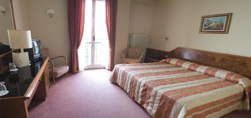 Hotel Villa Paradiso Арона Екстериор снимка